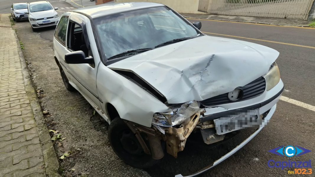 Carro é abandonado após acidente no bairro São Cristóvão