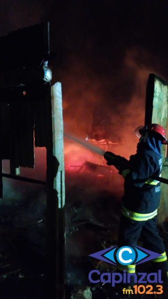 Incêndio destrói residência durante a madrugada em Maximiliano de Almeida