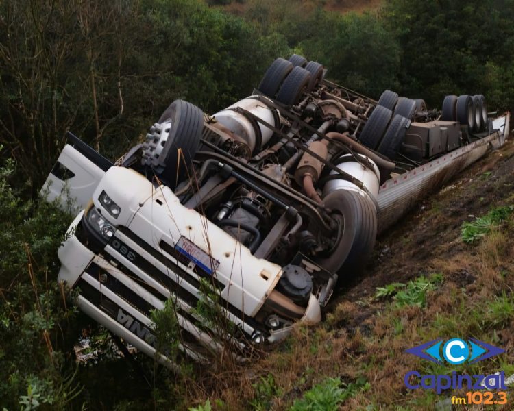 Caminhão tomba na BR-470 e mulher fica ferida em Campos Novos