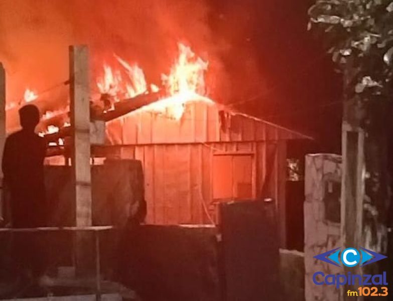 Residência de madeira é destruída por incêndio na Vila Sete de Julho, em Capinzal