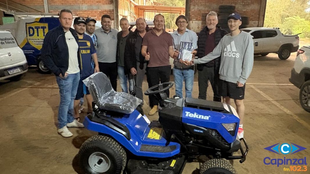 São Roque recebe trator cortador de grama por meio de emenda impositiva