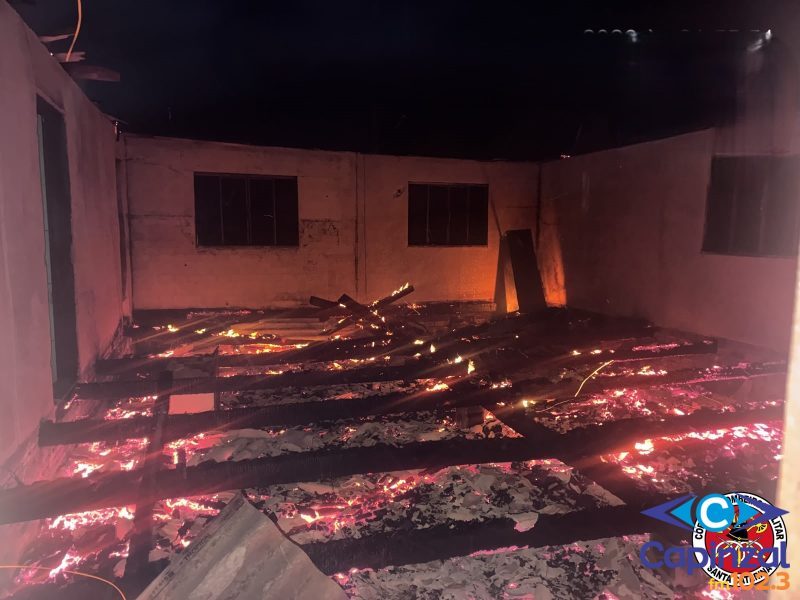 Incêndio destrói residência desabitada em Pinheiro Preto