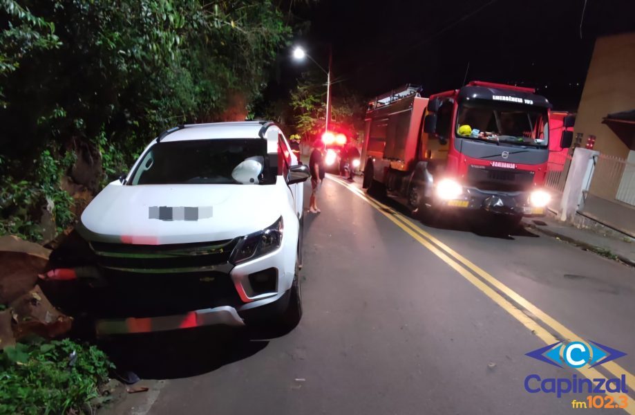 Homem fica preso sob veículo após acidente entre carro e moto em Joaçaba