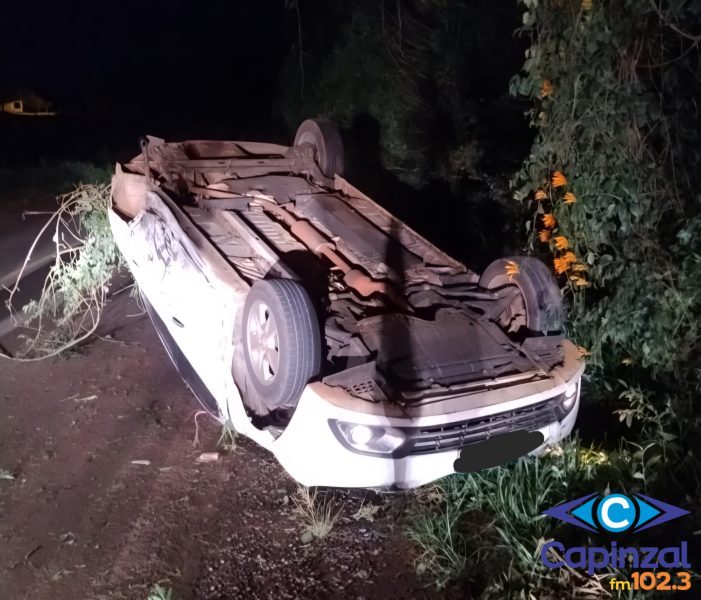 Veículo capota após colisão em Maximiliano de Almeida (RS)