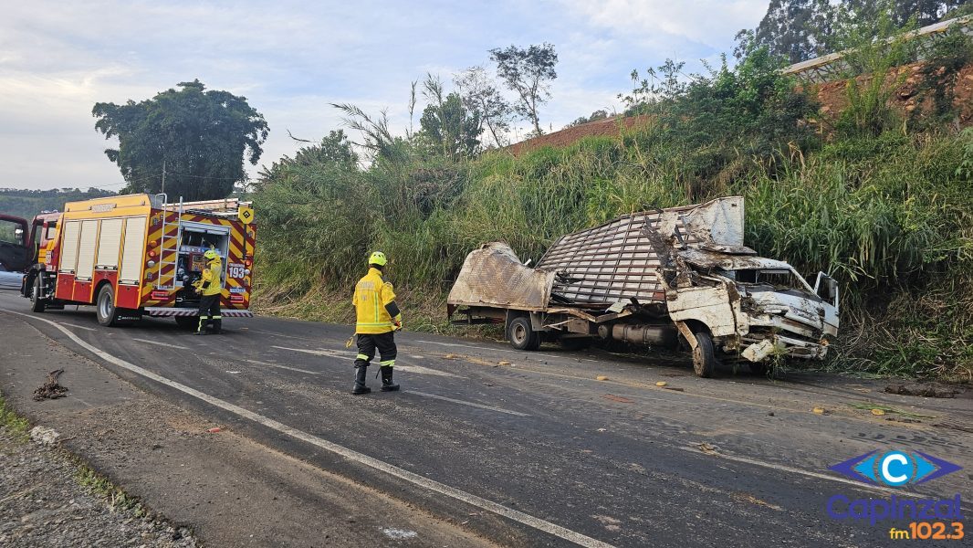 Caminhão fica destruído após perder os freios no Contorno Viário de Capinzal