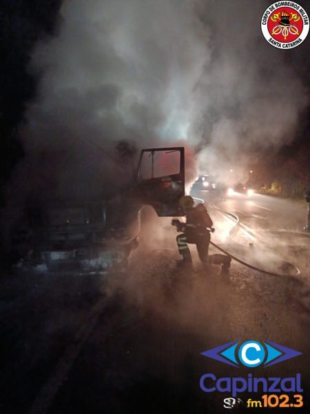 Incêndio destrói cabine de caminhão e deixa motorista ferido na SC-350