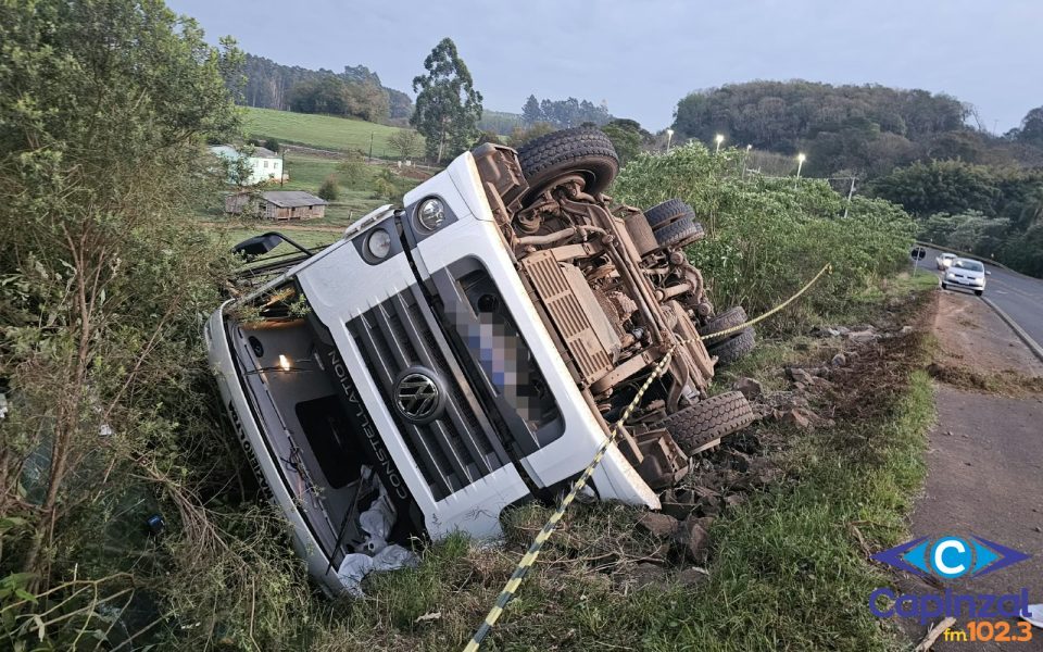 Caminhão carregado de frangos tomba no Contorno Viário em Capinzal