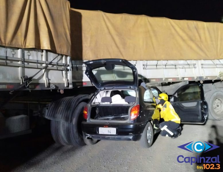 Cinco pessoas ficam feridas após colisão entre carro e carreta em Campos Novos