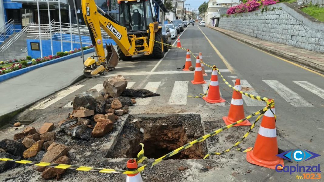 Problema em galeria pluvial provoca erosão no centro de Capinzal e exige obras emergenciais
