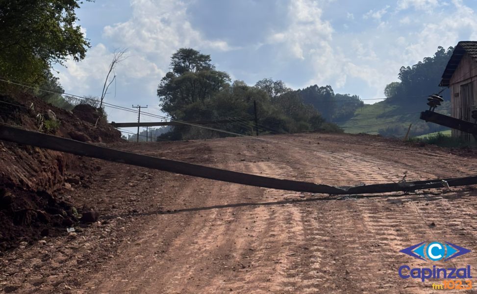 Queda de postes provoca falta de energia em Alto Residência e comunidades vizinhas, em Capinzal
