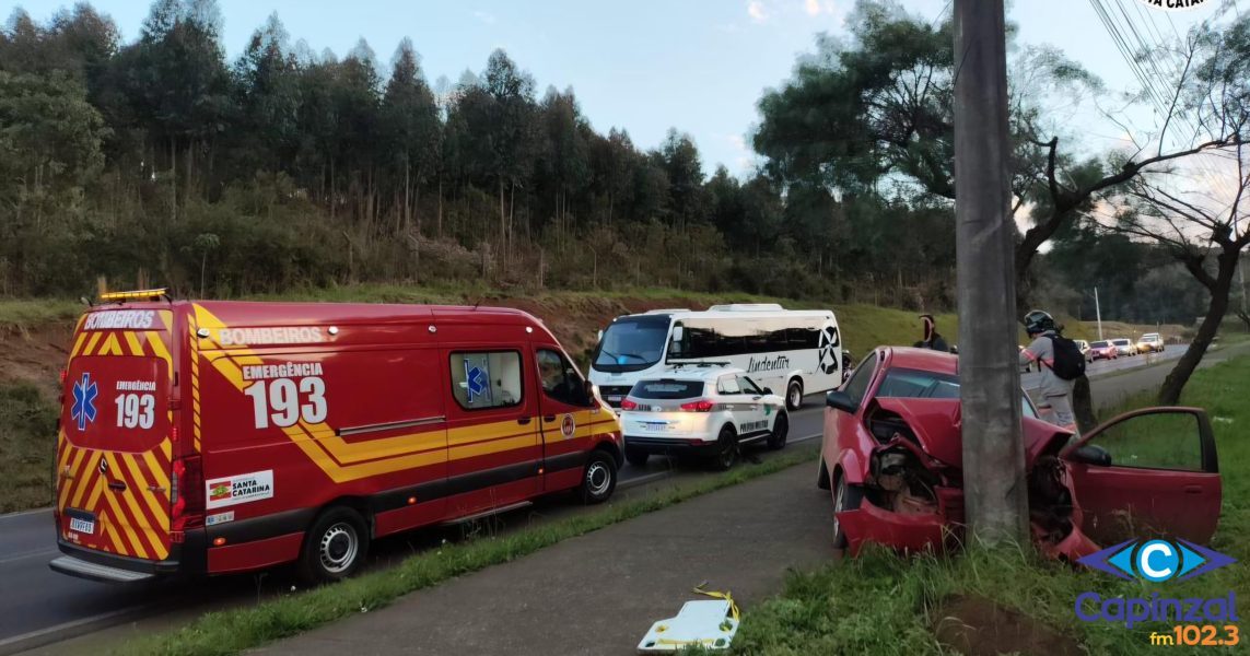 Motorista fica ferida após carro colidir contra poste de alta tensão em Fraiburgo