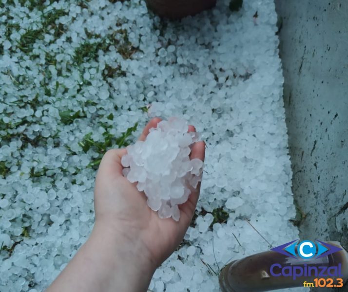 Sábado amanhece com queda de granizo em Ouro e municípios da região
