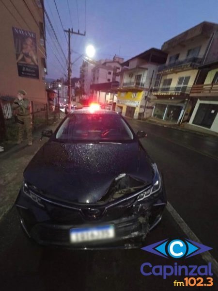 Homem é preso após bater carro em poste e resistir à abordagem em Joaçaba