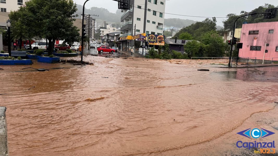 Fortes chuvas causam transbordo do Rio Capinzal e afetam o trânsito no centro da cidade