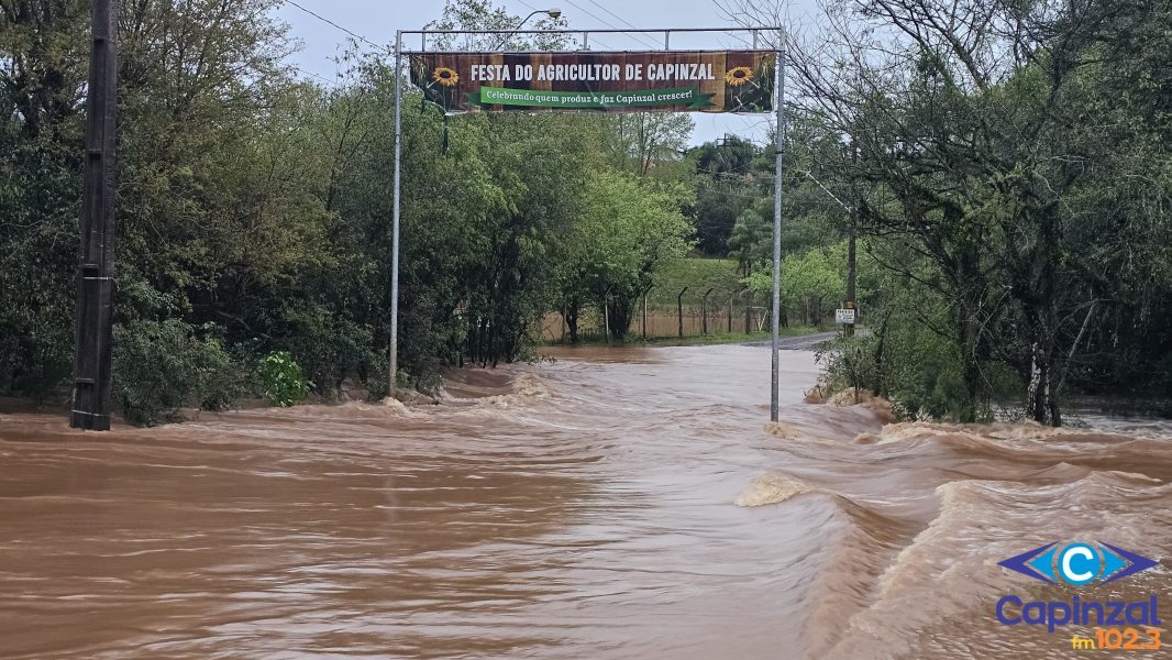 Riacho transborda após fortes chuvas e afeta margens da SC-150 em Engenho Novo