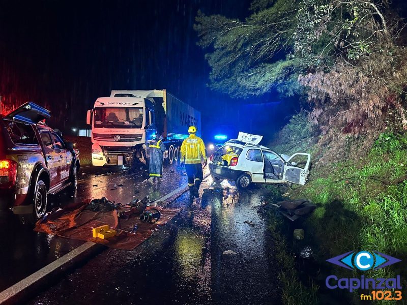 Colisão frontal entre caminhão e carro deixa três mortos e três feridos na BR-470, em Brunópolis