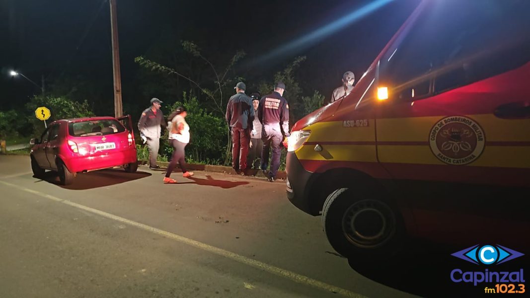 Motorista aciona Bombeiros ao avistar moto caída em barranco em Capinzal