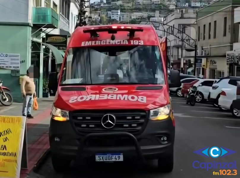 Homem é atendido pelos Bombeiros após agressão no centro de Capinzal