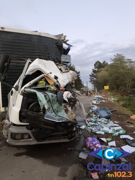 Colisão frontal entre dois caminhões deixa motorista morto na BR-282 em Ponte Serrada