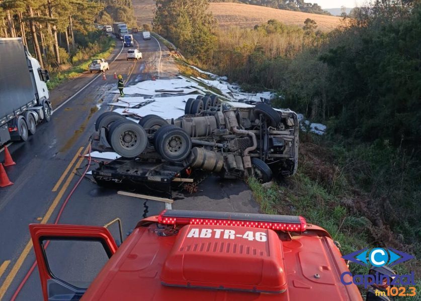 Carreta carregada com MDF tomba na SC-350 e deixa motorista ferido