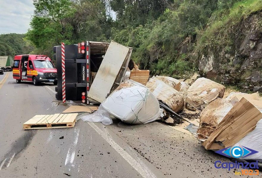Caminhão tomba na BR-282 e deixa motorista ferido em Herval d’Oeste