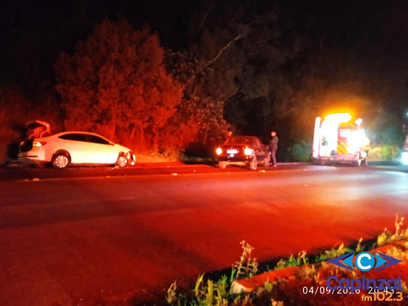Colisão frontal entre dois carros é registrada na BR-282 em Vargem Bonita