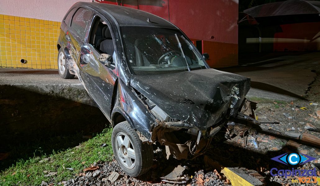 Motorista fica ferido após colidir contra muro e cair no estacionamento de farmácia em Capinzal