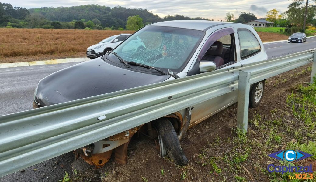 Veículo sai da pista e colide contra guard-rail na SC-150, em Capinzal