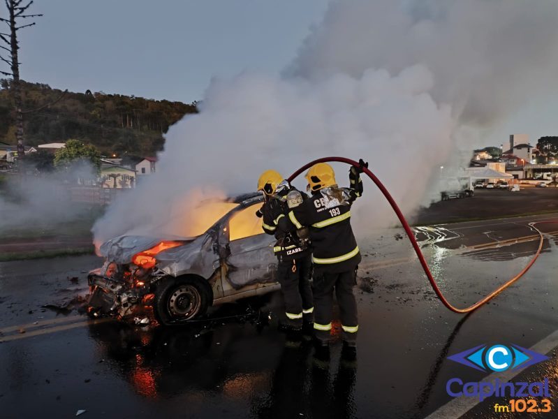 Colisão frontal seguida de incêndio mobiliza Bombeiros na BR-282, em Ponte Serrada