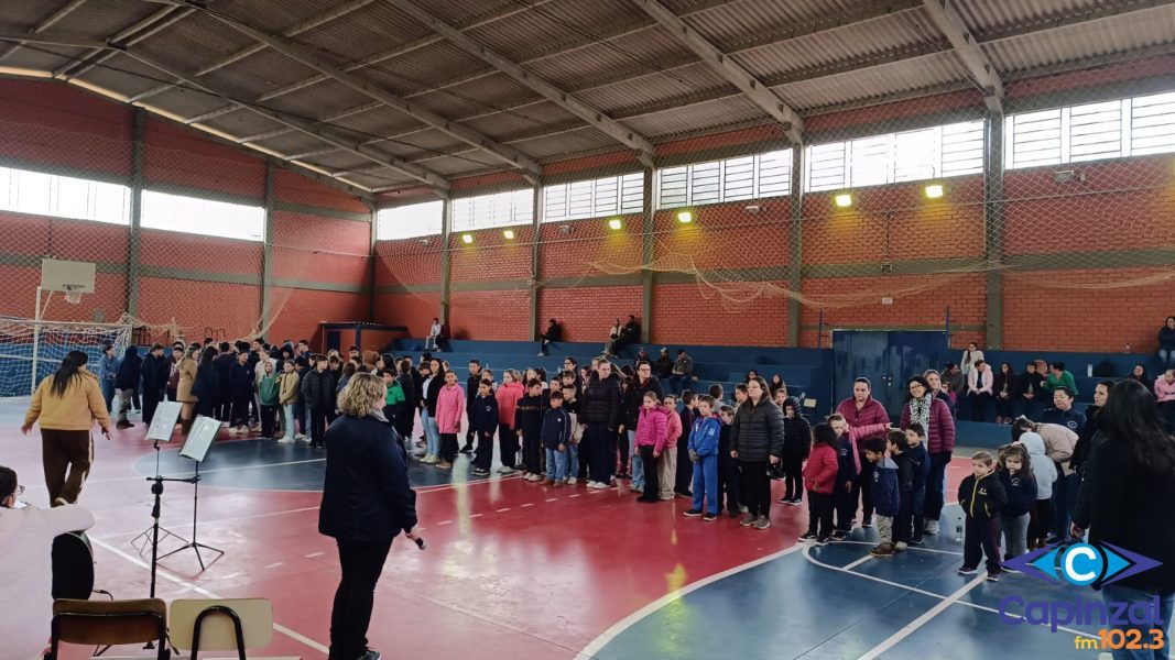 Escola André Rebouças realiza ato cívico no Distrito da Barra do Leão