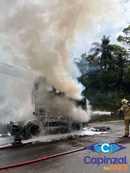 Máquina pega fogo durante obras de poda e manutenção da SC-150 em Lacerdópolis