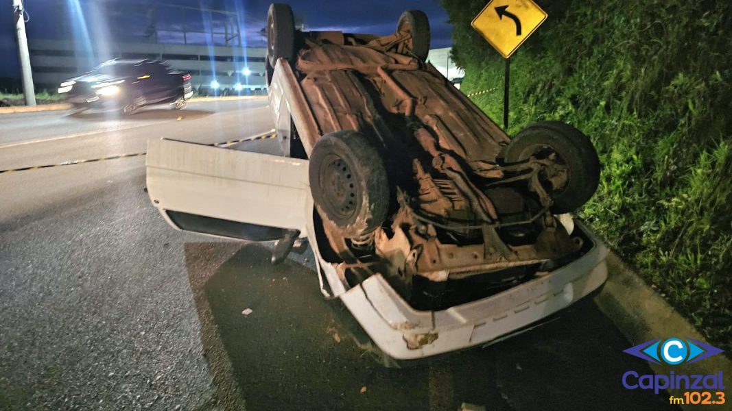 Carro capota após sair da pista na SC-150, em Capinzal