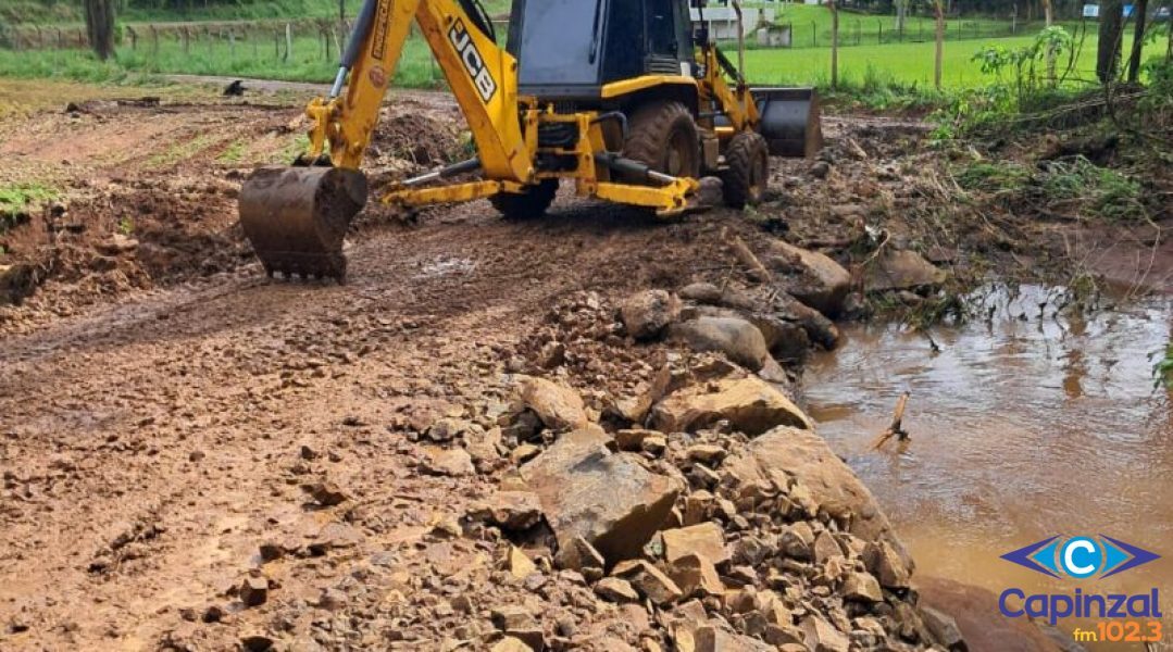 Secretaria de Obras trabalha na recuperação das estradas rurais de Ouro afetadas pela chuva