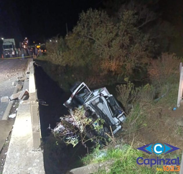 Caminhão sai da pista e tomba em ponte na SC-350