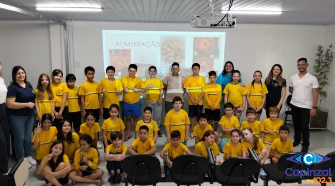 Italiana que vive no Brasil compartilha experiências sobre a vida na Itália com alunos de Ouro
