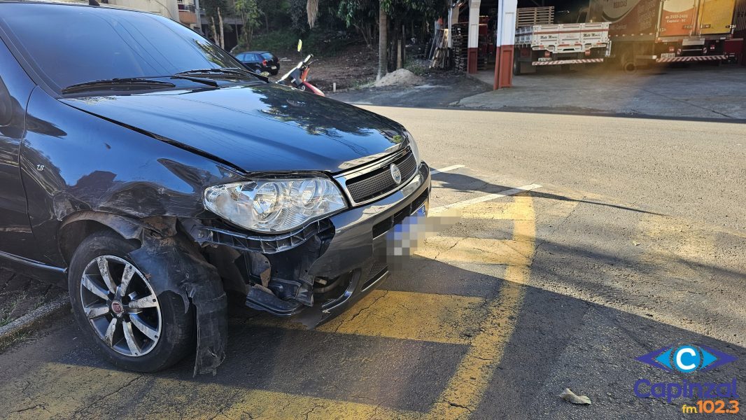 Colisão entre dois carros resulta em danos materiais no centro de Capinzal