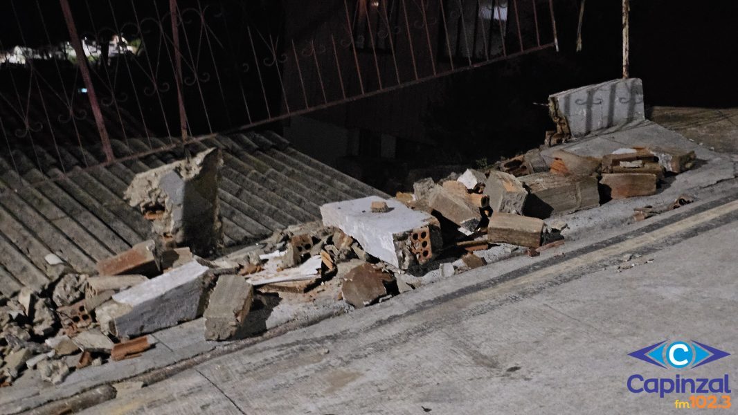 Saveiro sai da pista e atinge telhado de residência em Capinzal