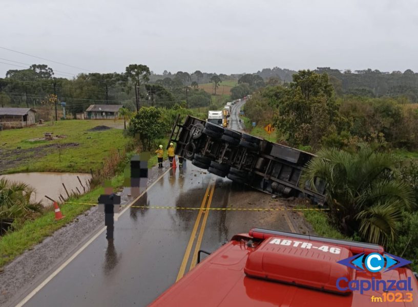 Carreta tomba e interdita SC-355 por cerca de cinco horas em Lebon Régis