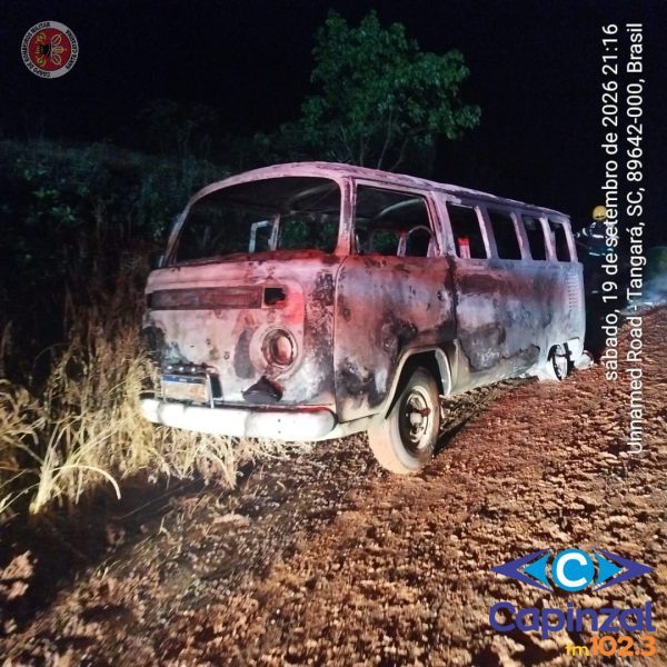 Kombi é destruída por incêndio no interior de Tangará