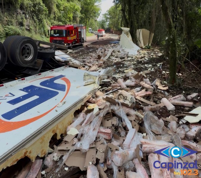 Tombamento de carreta com carga de carne suína deixa um morto na SC-283, em Seara