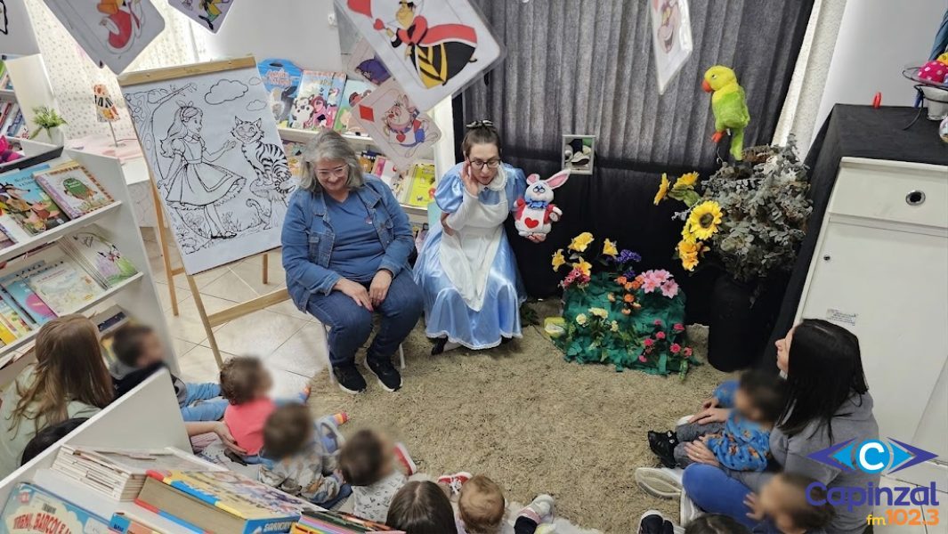 CMEI Pinguinho de Gente transforma biblioteca em cenário de “Alice no País das Maravilhas”