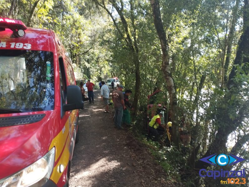 Motorista fica ferido após carro sair da pista e capotar em Pinheiro Preto