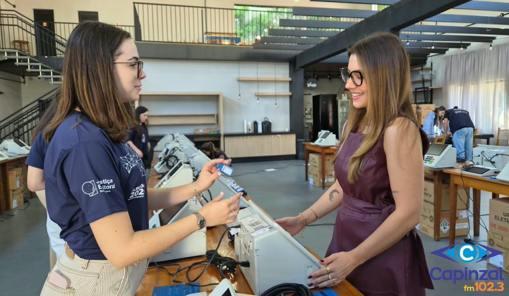 Juíza Eleitoral auxilia na preparação e testes das urnas para as Eleições 2026 na 37ª Zona Eleitoral