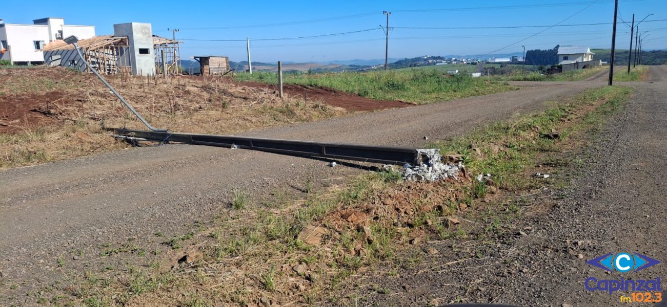 Veículo atinge e derruba poste na  madrugada no Loteamento Recanto  dos Pássaros, em Capinzal