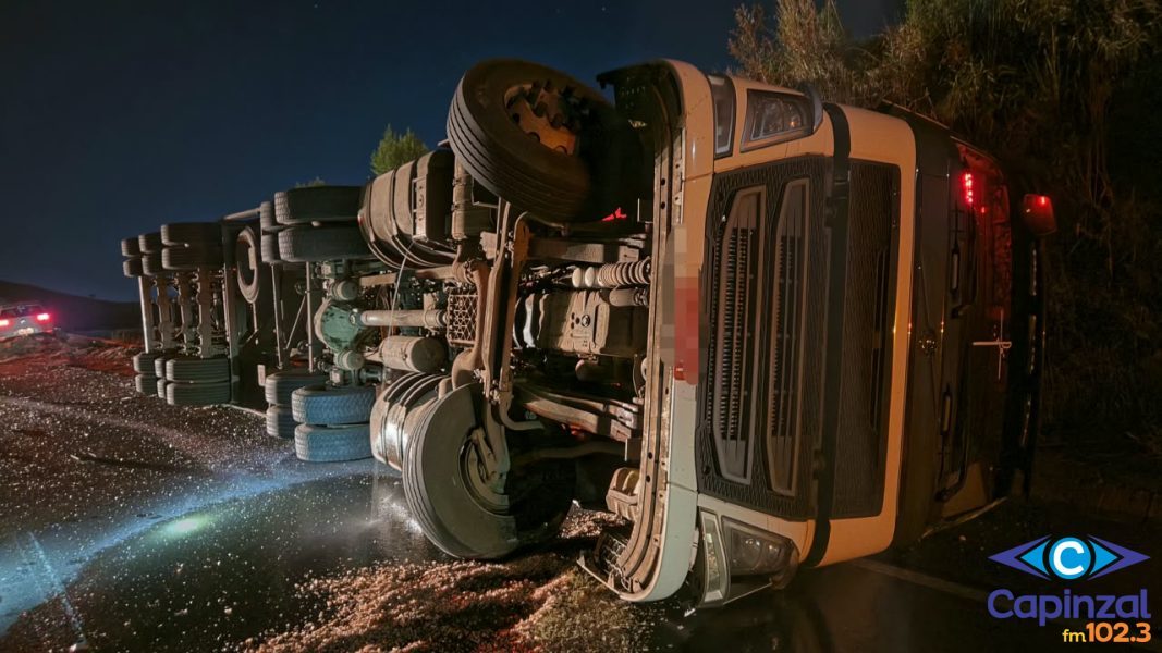 Carreta tomba e motorista de Golf desvia para evitar colisão no Contorno Viário de Capinzal