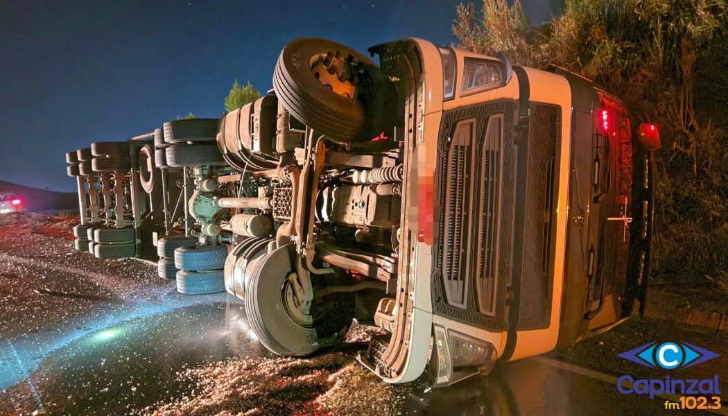 Carreta tomba e motorista de Golf desvia para evitar colisão no Contorno Viário de Capinzal