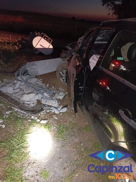 Gol colide contra poste e deixa via interditada em Curitibanos