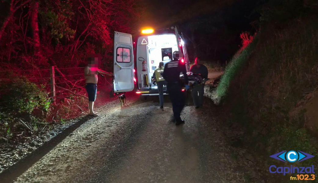 Duas pessoas ficam feridas após moto sair da pista e bater em cerca de arame no interior de Capinzal