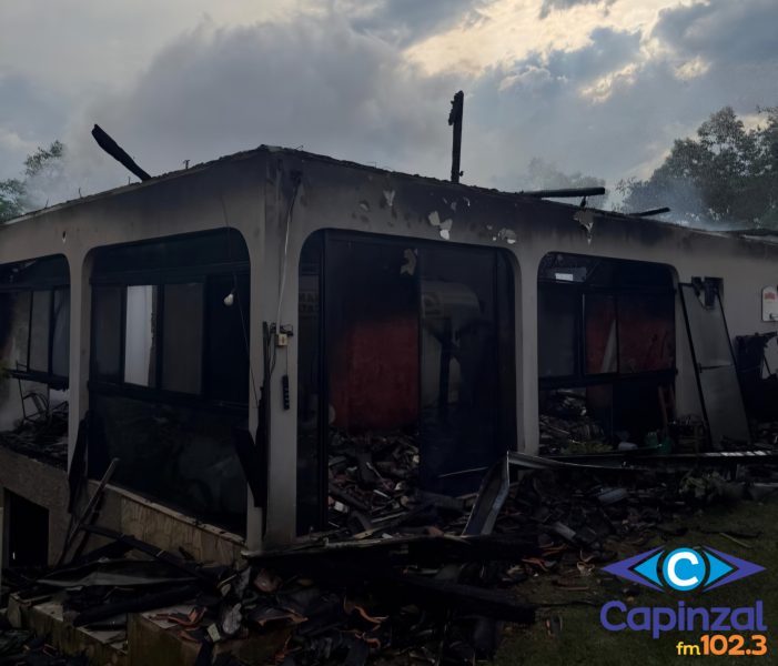 Incêndio destrói residência no interior de Presidente Castello Branco