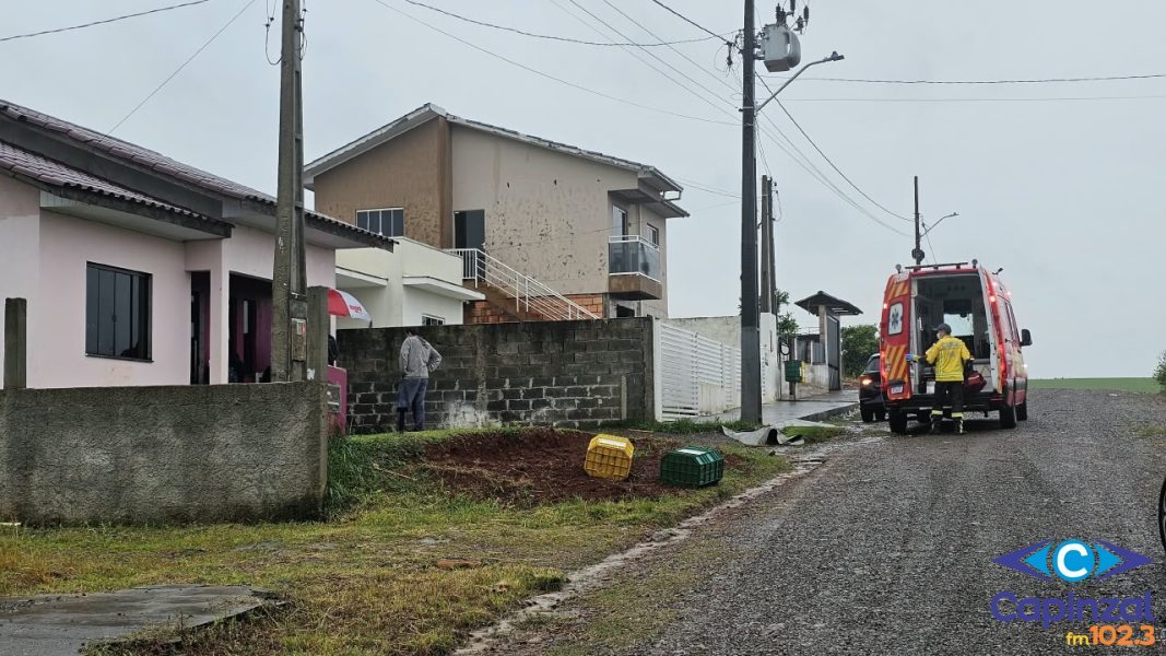 Homem fica ferido após sofrer queda de telhado no Loteamento Recanto dos Pássaros, em Capinzal